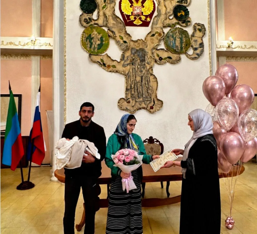 В День защиты детей Минюст РД провел торжественные регистрации рождения в Махачкале